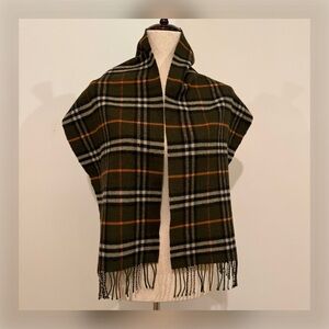 BURBERRY Check Lambswool Scarf in Dark Green